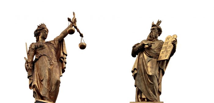 Vrouwe Justitia met de blinddoek, de weegschaal en het zwaard; Mozes met de stenen tafelen